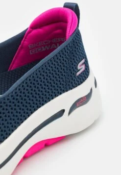 Go Walk Arch Fit Slip On - Sportieve Wandelschoenen - Navy Textile/Hot Pink Trim -Skechers 0990a8ef3a704f669e819ab58e303cbc