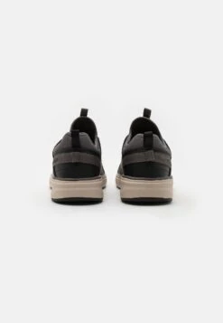 Skechers Crowder Colton - Sneakers Laag - Black/Grey 10 Skechers Crowder Colton - Sneakers Laag - Black/Grey -Skechers a0f62835d0ee4a67a4cd75f3dee4b646