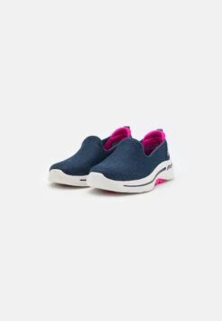 Go Walk Arch Fit Slip On - Sportieve Wandelschoenen - Navy Textile/Hot Pink Trim -Skechers b9c15053842244a39037a7ed78735134